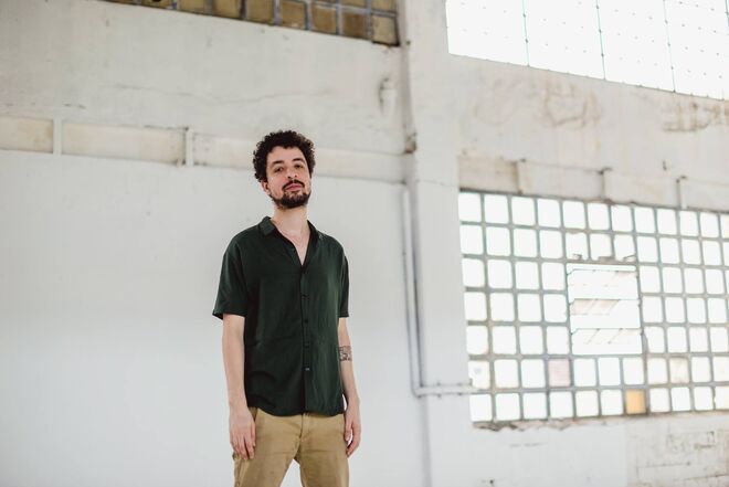 Dono de uma voz doce e melancólica, o brasileiro Cícero também contribui para a descentralização das melhores sonoridades: depois de um primeiro concerto a 15 de junho no Texas bar em Leiria, segue para palcos em Lisboa, São João da Madeira ou Bragança. 