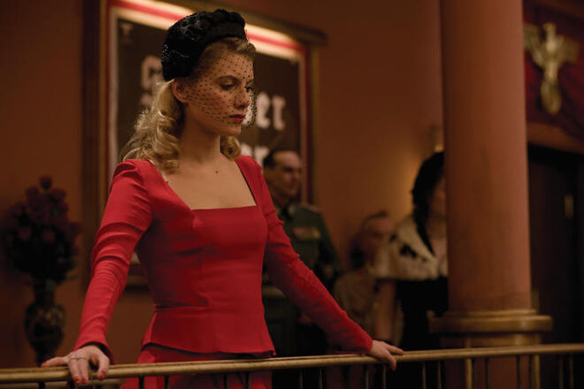 Mélanie Laurent num vestido dos anos 1940s em 'Sacanas Sem Lei' de Quentin Tarantino (2009)