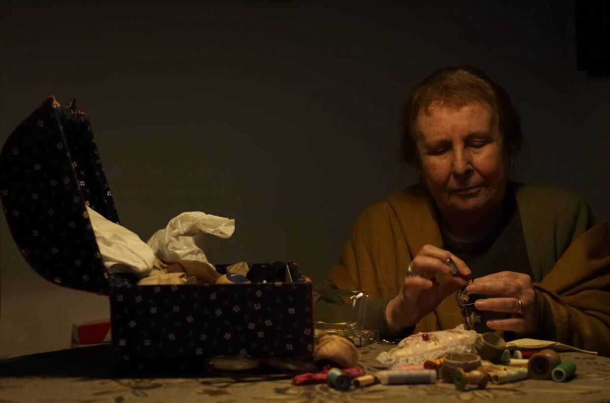 A escritora Agustina Bessa-Luís fotografada durante uma entrevista em sua casa, no Porto. A costurar à mão.