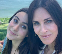 21 anos depois, a filha de Courteney Cox usa o mesmo vestido da mãe