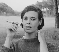 Designer e ícone de moda Gloria Vanderbilt morre aos 95 anos