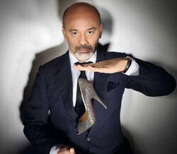 Centenas de sapatos de Christian Louboutin em exposição em Paris
