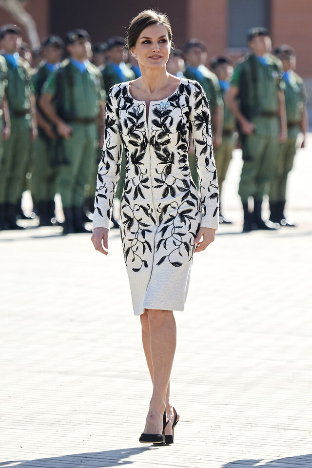 A Rainha Letizia participa da cerimónia de entrega da Bandeira Nacional em Napoles