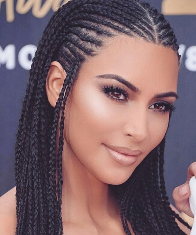 Há anos que Kim Kardashian é acusada de se apropriar da cultura negra. Seja através do estilo, da maquilhagem demasiado bronzeada ou pelo cabelo. 
