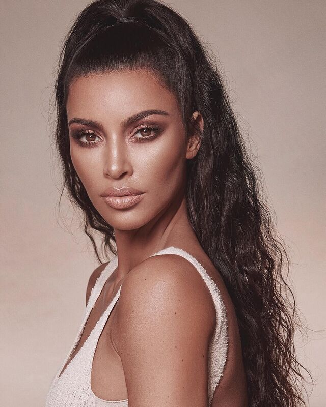 Numa das imagens para promover a sua marca de Beleza, Kim apareceu com um tom de pele bastante bronzeado, aspeto que deixou os seus seguidores bastante intrigados. Vários comentários e críticas afirmaram que ela tinha escurecido propositadamente a cor da pele. A socialite pediu desculpas e disse que nunca tivera a intenção de ofender ninguém.
