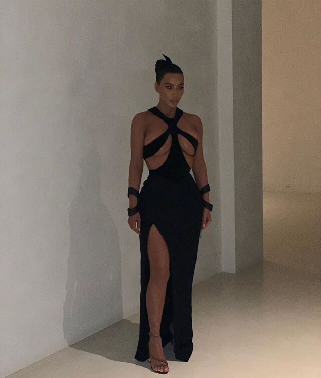 Kim surpreendeu a todos ao usar um Thierry Mugler vintage de 1998 em Los Angeles. O vestido preto com decote profundo e tiras na parte dos seios, além de uma fenda lateral deu o que falar no Hollywood Beauty Awards de 2019.

