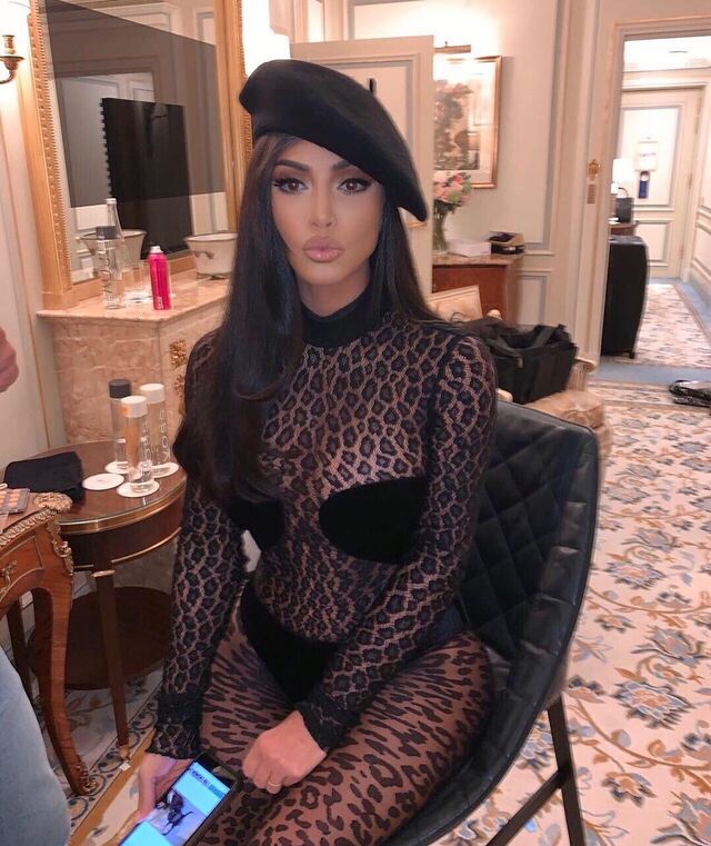 Kim foi fotografada em França com um jumpsuit preto e com animal print. Mas a diferença do look estava no facto dele ser transparente e tapar estrategicamente as áreas dos seios e da virilhas.
