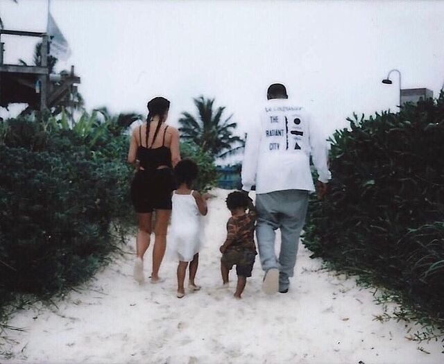 Os nomes dos seus filhos também causam polémica. A primogénita chama-se North e o segundo filho Saint. Os mais novos são a pequena Chicago e o bebé Psalm, ambos gerados por barriga de aluguer.