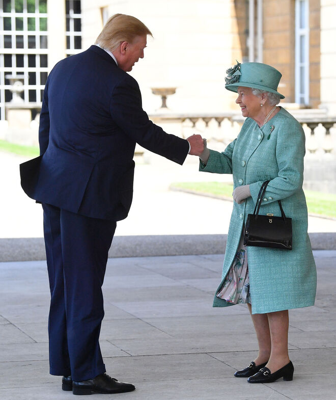 Donald Trump cumprimenta a rainha Isabel II 
