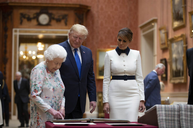 Donald e Melania Trump com a rainha Isabel II. 