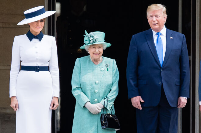 Donald e Melania Trump com a rainha Isabel II. 