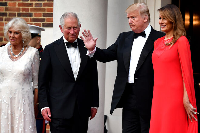 O presidente Trump e sua esposa recepcionando o príncipe Carlos e Camilla Parker para jantar em Winfield House