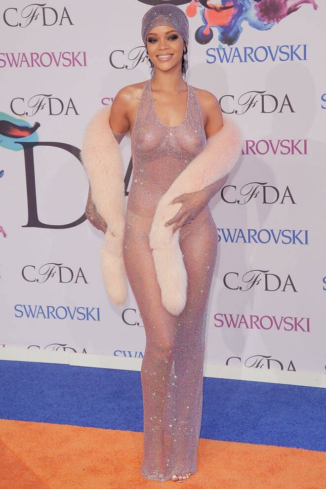 Rihanna num vestido transparente em cristais Swarovski para receber o prémio de Íconde de Estilo no CFDA Awards, 2014