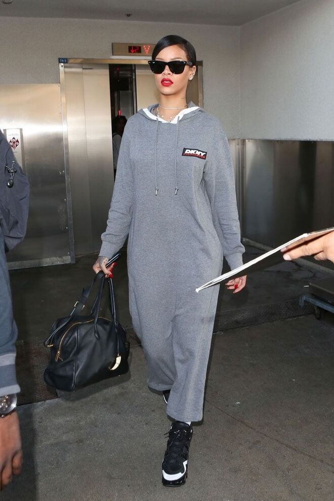 A cantora deixando um hotel, 2017