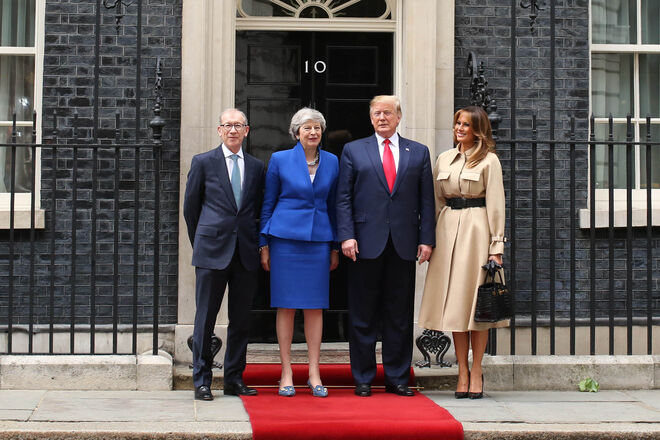 Melania com sua mala Hermès em encontro com a primeira ministra Theresa May em Londres, a 4 de junho de 2019