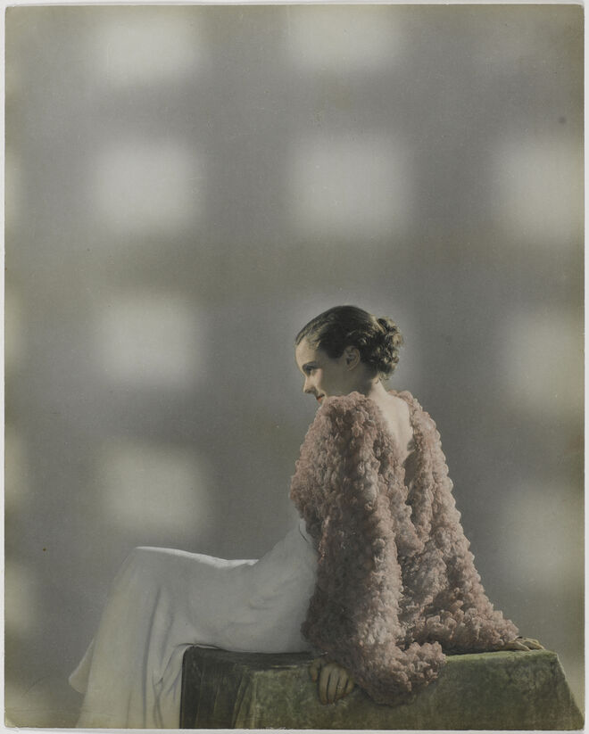 Sans titre [Mannequin assise de profil en robe et veste de soirée], Dora Maar, 1932 - 1935.