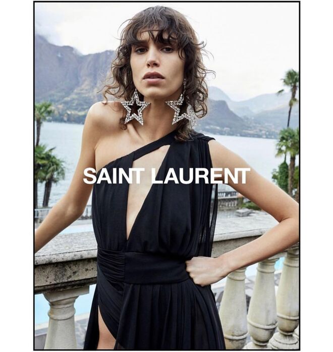 A modelo Mica Argañaraz em Campanha YSL
