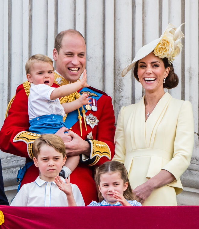 O príncipe William com o príncipe Louis ao colo, em pé os príncipes George e Charlotte, ao lado de Catherine, a duquesa de Cambridge