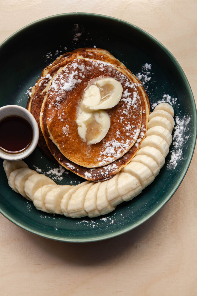 Não se pode sair do Escalfado sem provar as panquecas de ricotta com manteiga, mel e banana.