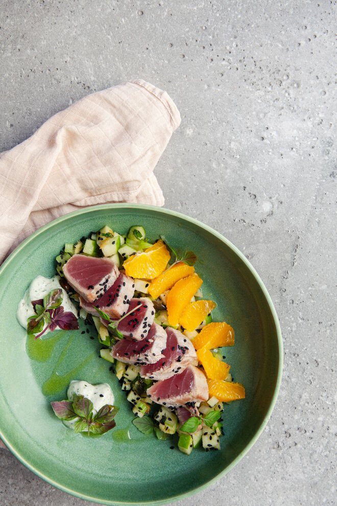 Entre as novidades da carta de verão, está o tataki de atum com salada waldorf e espuma de iogurte e wasabi.