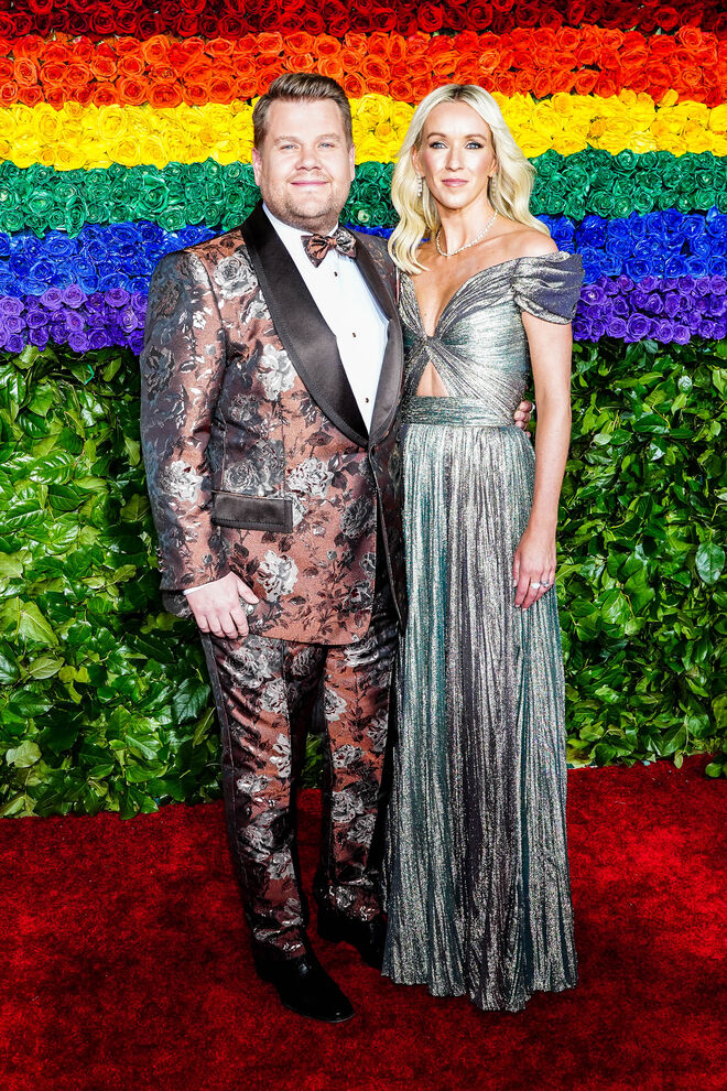 James Corden em Dolce & Gabbana e Julia Carey em J. Mendel