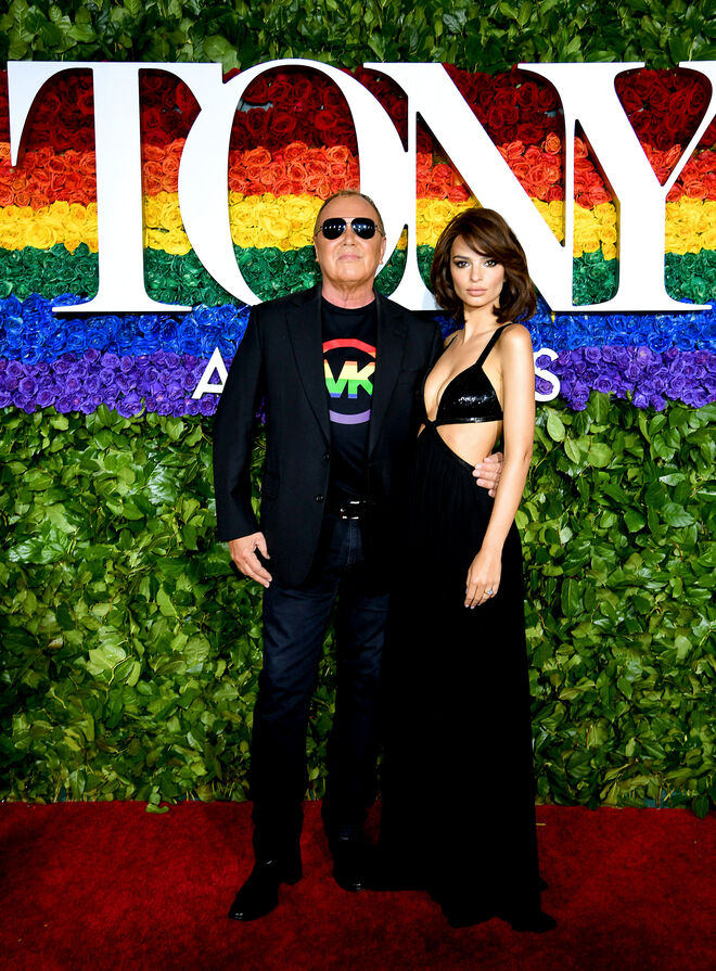 Emily Ratajkowski em Michael Kors Collection e Michael Kors