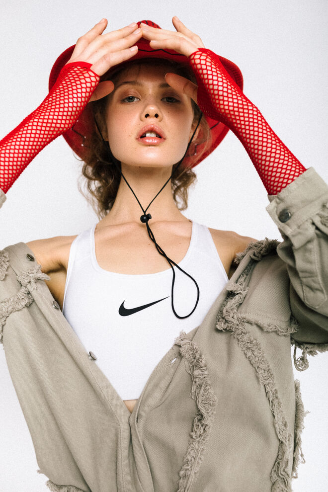 Crop top, Nike | Fato, Sara Maia | Luvas e chapéu, Stylist's Own