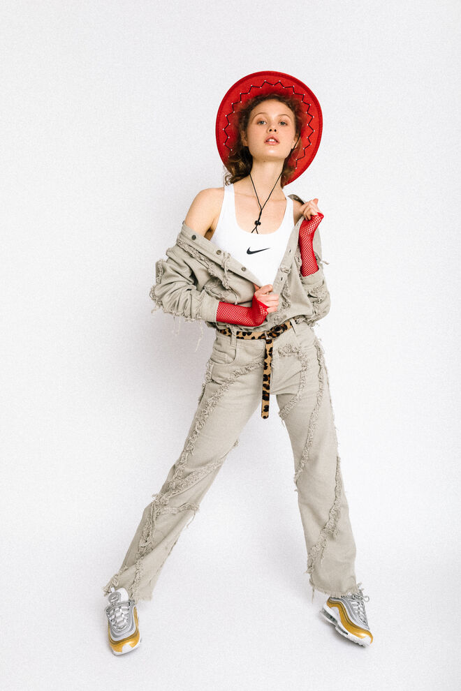 Crop top, Nike | Fato, Sara Maia | Cinto, Saint Laurent Paris | Sapatilhas, Nike | Luvas e chapéu, Stylist's Own