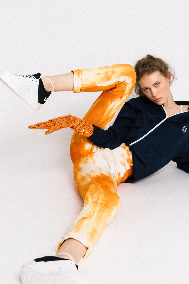 Casaco, Fred Perry | Crop top, Nike | Calças, MSGM | Sapatilhas, Levi's | Luvas, Stylist's Own