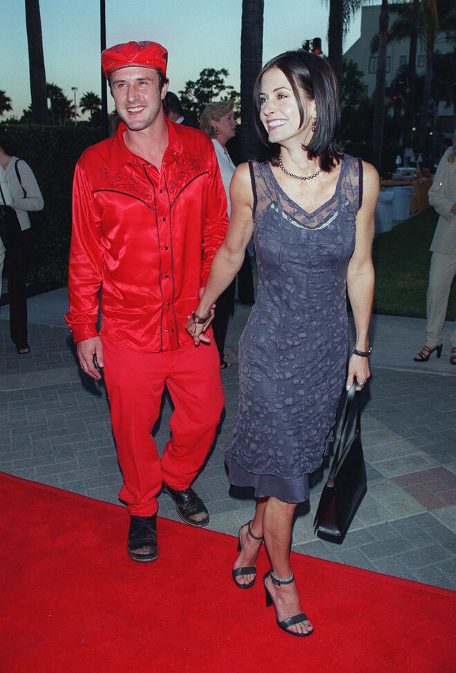 David Arquette e Courteney Cox chegam ao Paramount Theater, em Los Angeles, para a première do filme 'Os Olhos da Serpente', de Brian De Palma, a 30 de julho de 1998