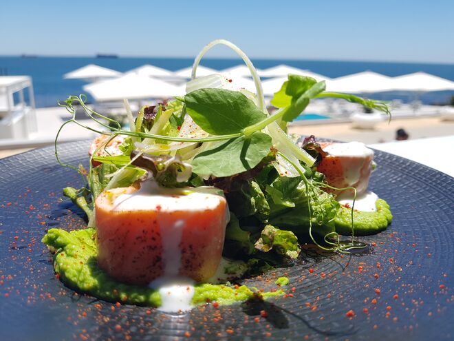 Salada de Salmão mi-cuit, com aipo, maçã e ervilhas com molho de iogurte e cebolinho