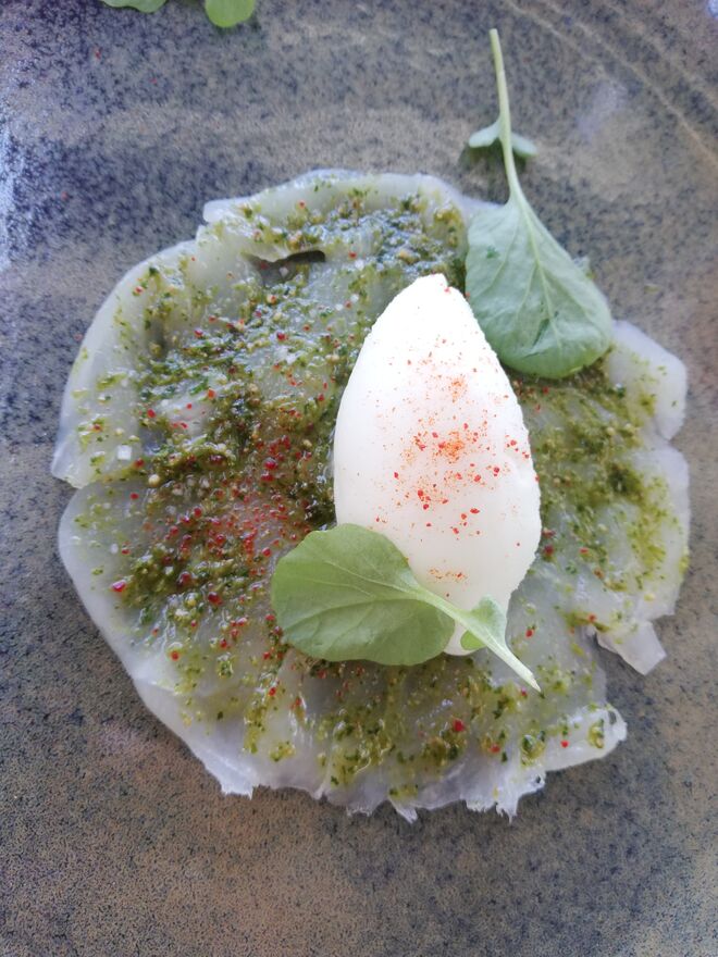 Corvina marinada, com maçã, beterraba, aipo e sorvete de yuzo 