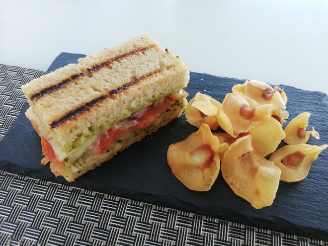 Tosta de Legumes, queijo, chutney de hortelã e coentros com chips de cherovia (imagem retrata meia porção)