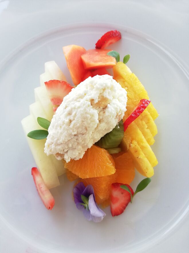 Frutas da Época laminadas com requeijão, frutos secos e mel 