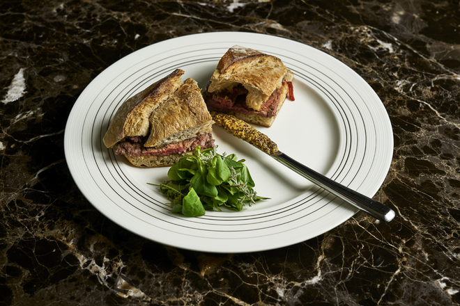 Prego O Ato (Carne maturada, mostarda antiga e queijo amanteigado), €11,75