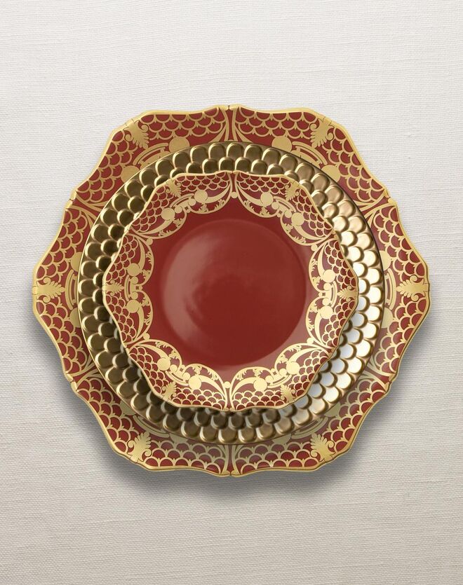 Pratos da linha Alencon, €125 e €160, e prato da linha Aegean, €240, L'Object 