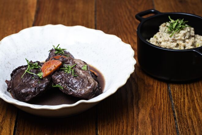 Bochechas de porco estufadas com açorda de coentros €12,90