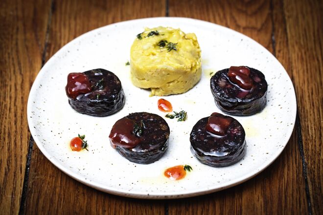 Morcela assada com migas de batata doce, doce de tomate de azeite de tomilho €5,90