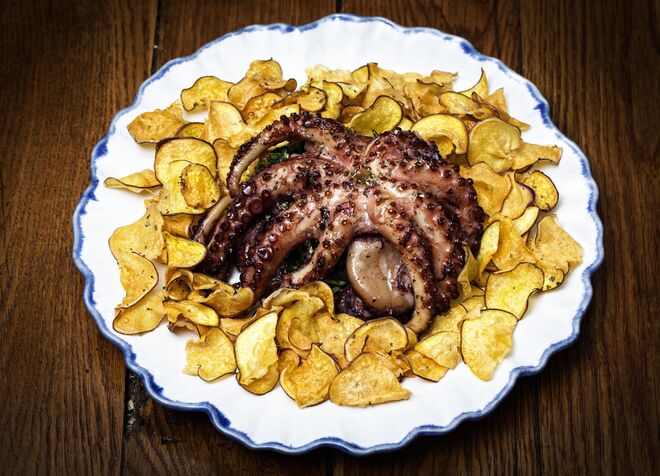 Polvo com grelos salteados e chips de batata doce €15,90 