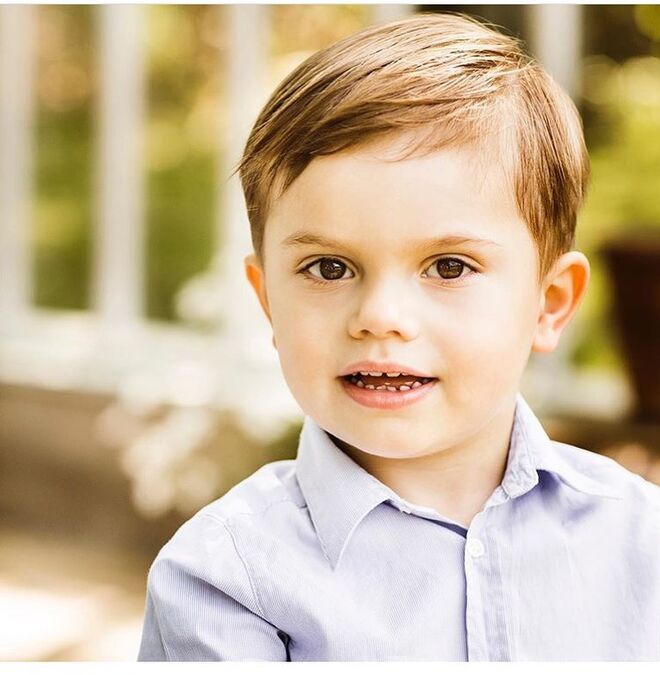 Príncipe Óscar Carlos Olavo é o segundo filho de Vitória, Princesa Herdeira da Suécia, e do seu marido Daniel Westling, sendo o quarto neto do rei Carlos XVI Gustavo e da rainha Sílvia. Ele é o terceiro na linha de sucessão ao trono sueco depois da sua mãe e a sua irmã mais velha a princesa Estela, Duquesa da Gotalândia Oriental.