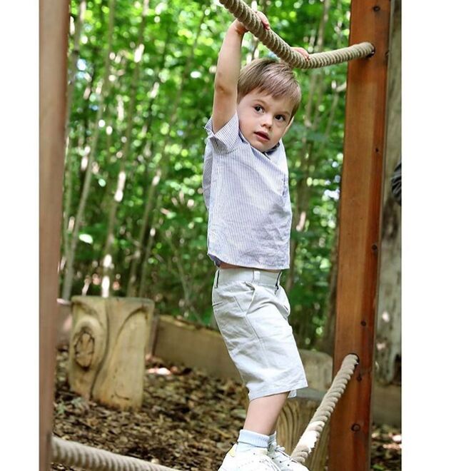 Príncipe Óscar Carlos Olavo é o segundo filho de Vitória, Princesa Herdeira da Suécia, e do seu marido Daniel Westling, sendo o quarto neto do rei Carlos XVI Gustavo e da rainha Sílvia. Ele é o terceiro na linha de sucessão ao trono sueco depois da sua mãe e a sua irmã mais velha a princesa Estela, Duquesa da Gotalândia Oriental.