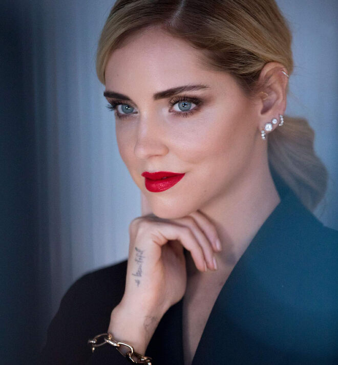 Chiara usa Teint Idole Ultra Wear N°01, Palette Blush Blush me up, Palette Eye Shadow Eye’ll relax, Palette Highlighter Sea Kissed, Hypnôse Drama Mascara N°1 in black, Brow Shaping Powdering Pencil N°2 e Palette Lipstick N°4 Red in L.A.