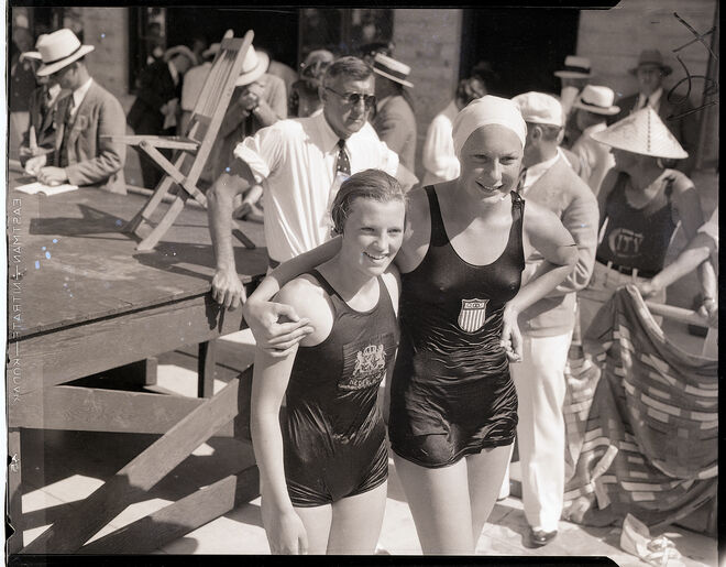 As atletas Helene Madison (à direita) dos Estados Unidos da América e Williemijntje Den Ouden (à esquerda) da Holanda depois da prova de 100, nos Jogos Olímpicos de Los Angeles, em 1932. Ficaram, respetivamente, em 1º e 2º lugar na prova.