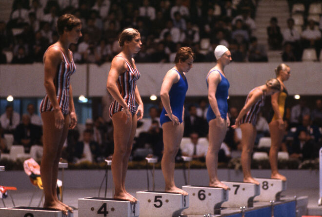 Prova de natação feminina nos Jogos Olímpicos de 1964, em Tóquio. 