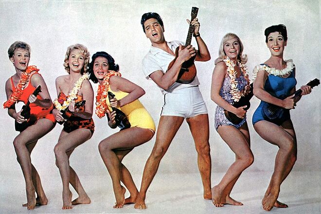 Joan Blackman (de fato de banho amarelo) e Elvis Presley no filme Blue Hawaii, (1961), 