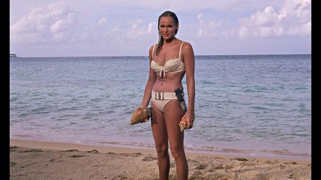 Ursula Andress no papel de Honey Ryder, a Bond Girl de Agente Secreto 007, o primeiro filme da saga Bond (1962).