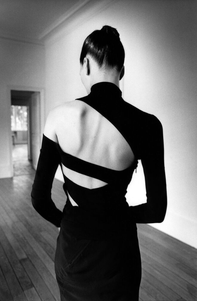 "Eve vista de costas" Kim Islinski com top e saia Martine Sitbon, por Jeanloup Sieff (fotografia publicada em Nova Iorque, 1997).