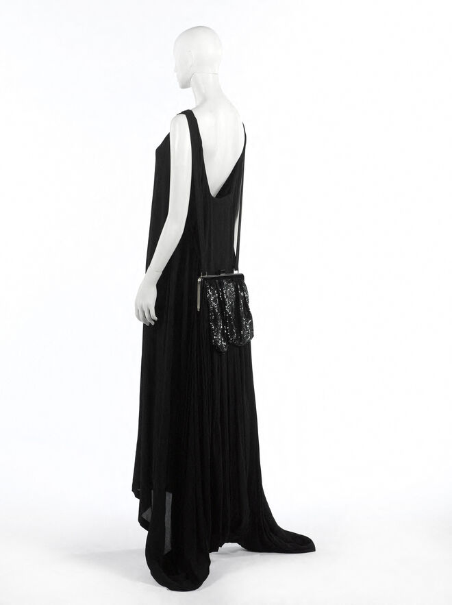 Vestido com cauda de Yohji Yamamoto, primavera/verão 2001.