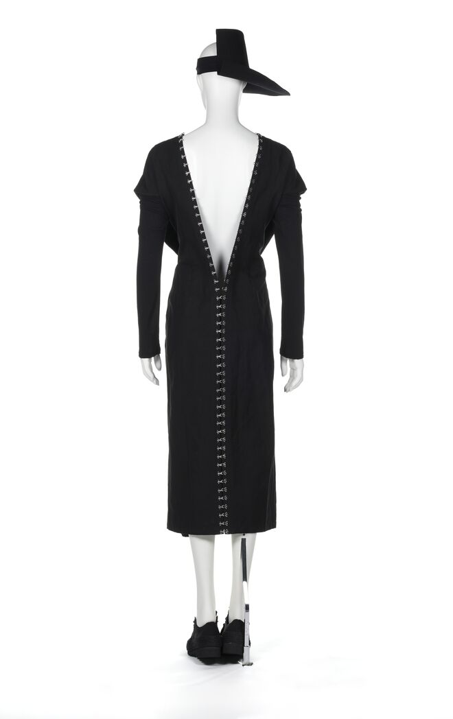 Vestido e chapéu de Yohji Yamamoto, primavera/verão 2018.