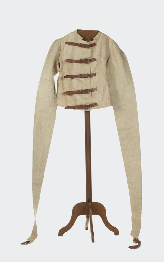 Camisa de forças de meados do século XX. 